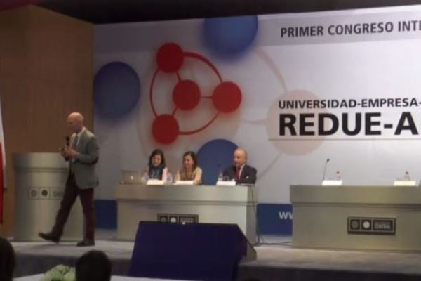Persona hablando en una conferencia REDUE