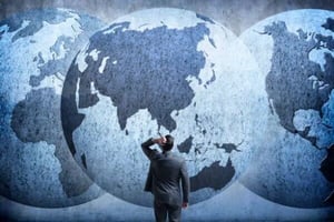 directivo reflexionando estrategia 