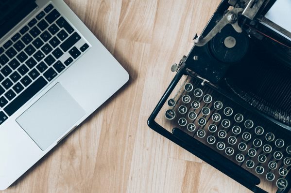 Portátil y máquina de escribir